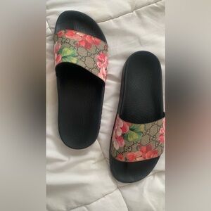 Gucci flip flop monogram pink size 8US